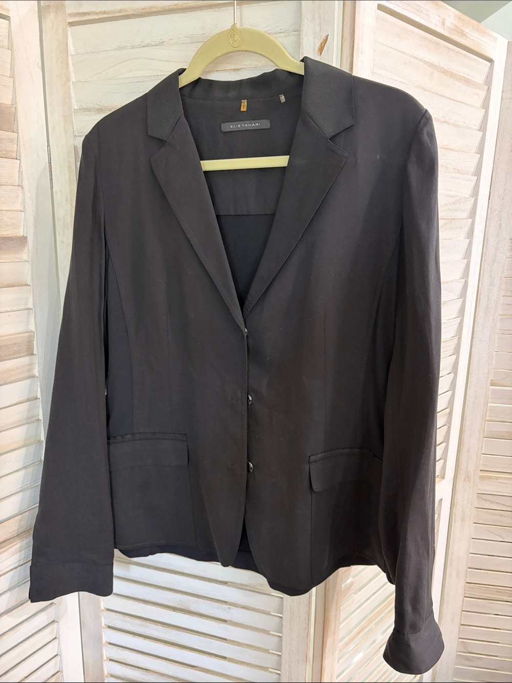Ellie Tahari black modern blazer with a hidden snap closure